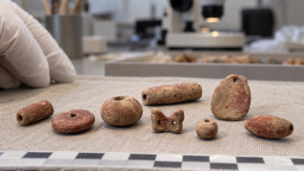 Ricostruzione editoriale di piccoli ornamenti natufiani in argilla osservati in laboratorio